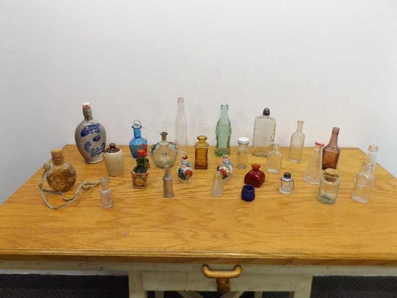 lot 38 image: Lot of Vintage Bottles