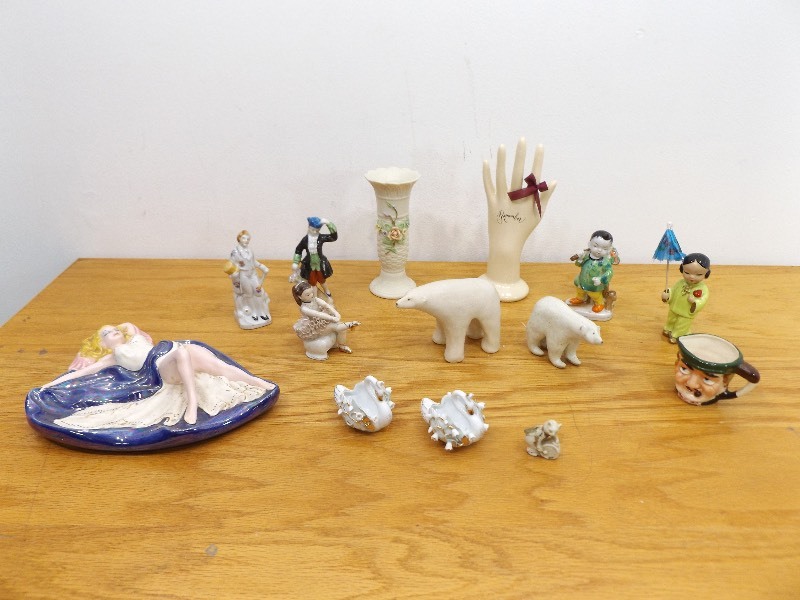 lot 40 image: Lot of Vintage Porcelain etc. Figurines