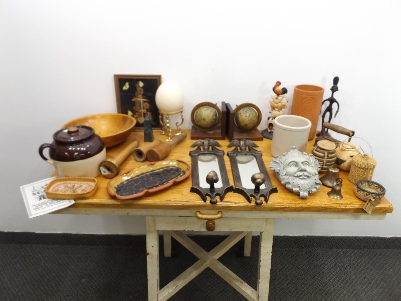 lot 41 image: Lot of Misc. Vintage Decor
