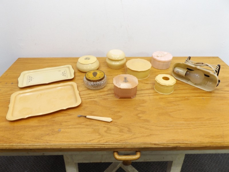 lot 49 image: Lot of Vintage Glass, Plastic, etc Dresser Items
