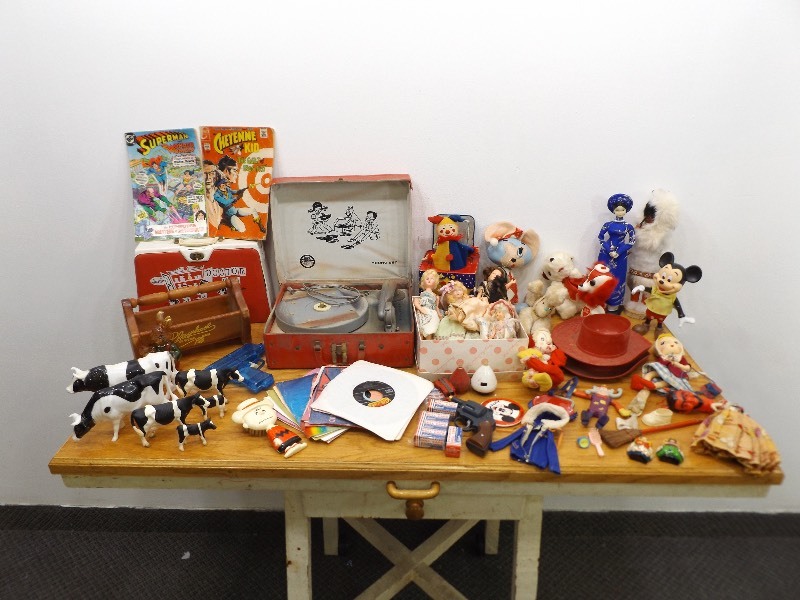 lot 18 image: Large Lot of Vintage Toys