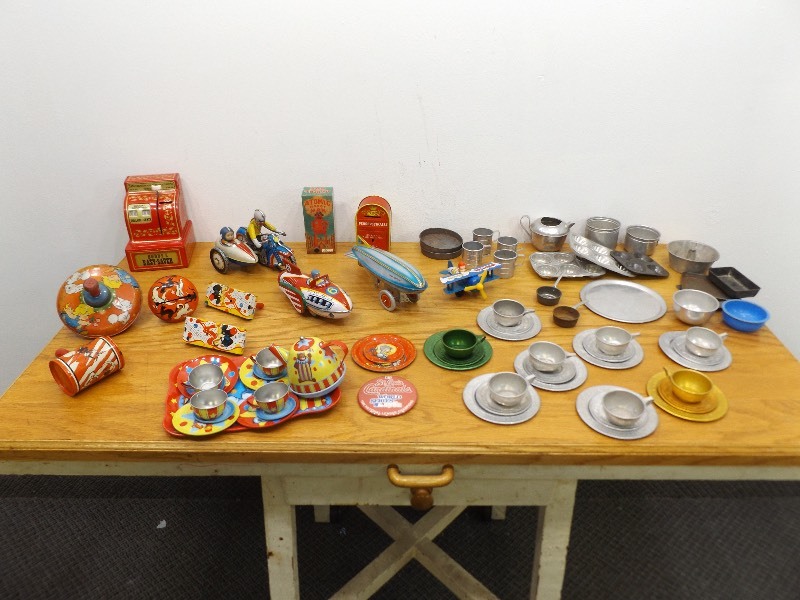 lot 19 image: Large Lot of Vintage Tin Toys