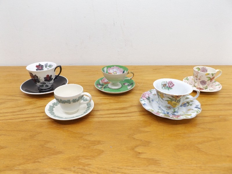 lot 6 image: Lot of 5 Tea Cups and Saucers