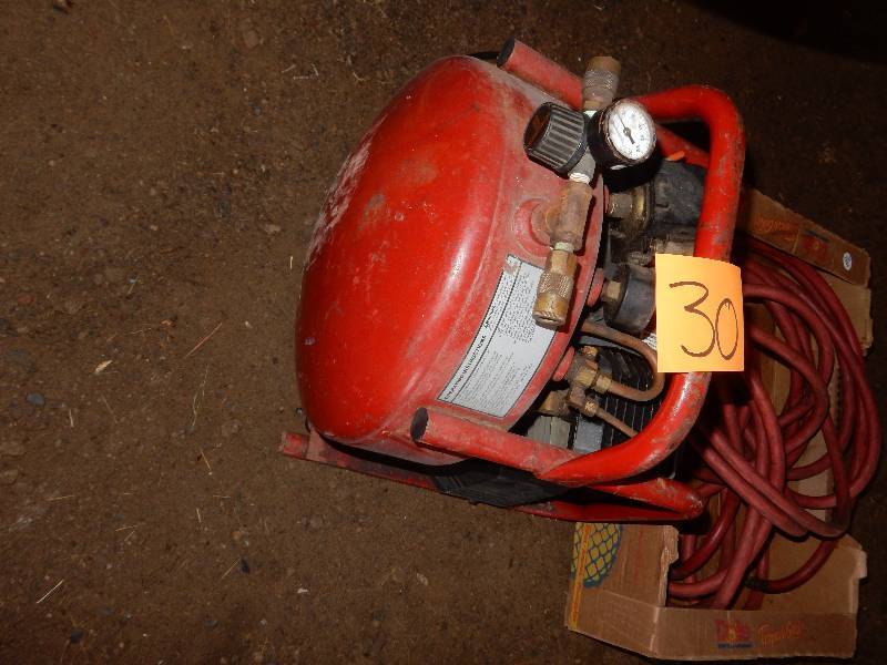 lot 30 image: Magna Force 125 PSI Air Compressor with Hose. Works