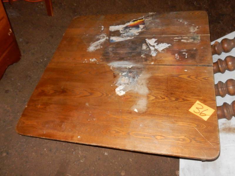 lot 36 image: Oak Dining Room Table for Parts