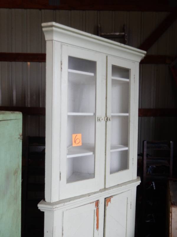 lot 6 image: Corner Cabinet unit.. Excellent shape. Painted