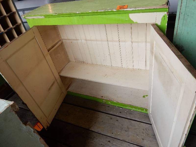 lot 8 image: Vintage Cabinet unit.
