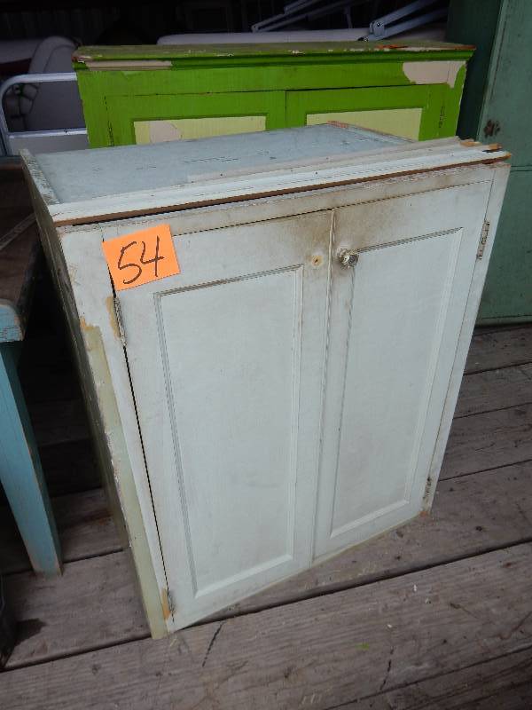 lot 54 image: Wood wall cabinet w two glass knobs