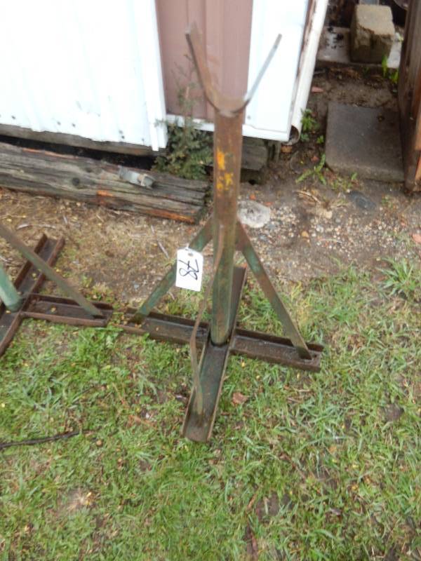 lot 78 image: 2 Pipe Stands