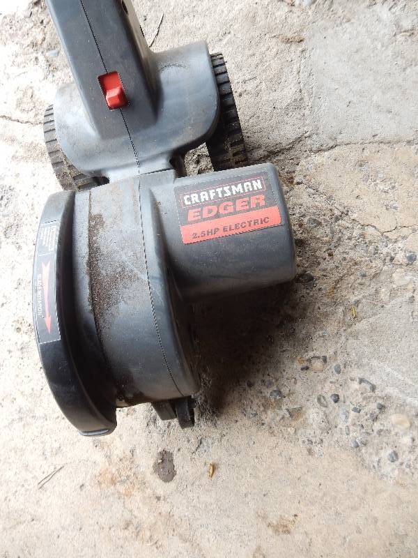 lot 64 image: 2.5 H.P. Craftsman Electric Edger