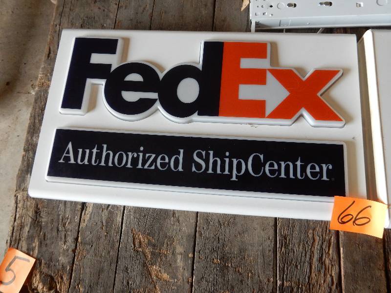 lot 66 image: Fed Ex Sign.. 24in x 18 in.. Lighted