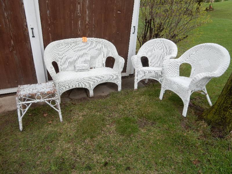 lot 1 image: Set of Vintage Wicker Furniture.. Very nice shape for its age