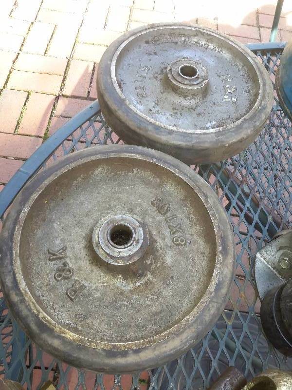 lot 106 image: Lot of Vintage casters