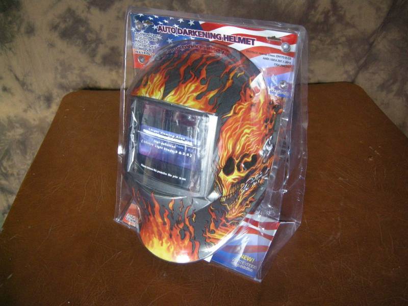 lot 104 image: Auto Darkening Welding Helmet - Flaming Skull