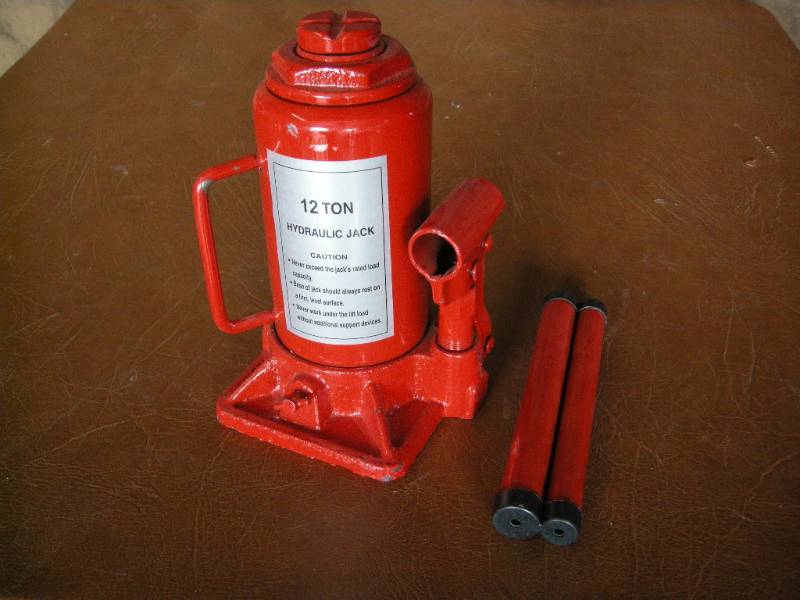 lot 139 image: 12 Ton Bottle Jack