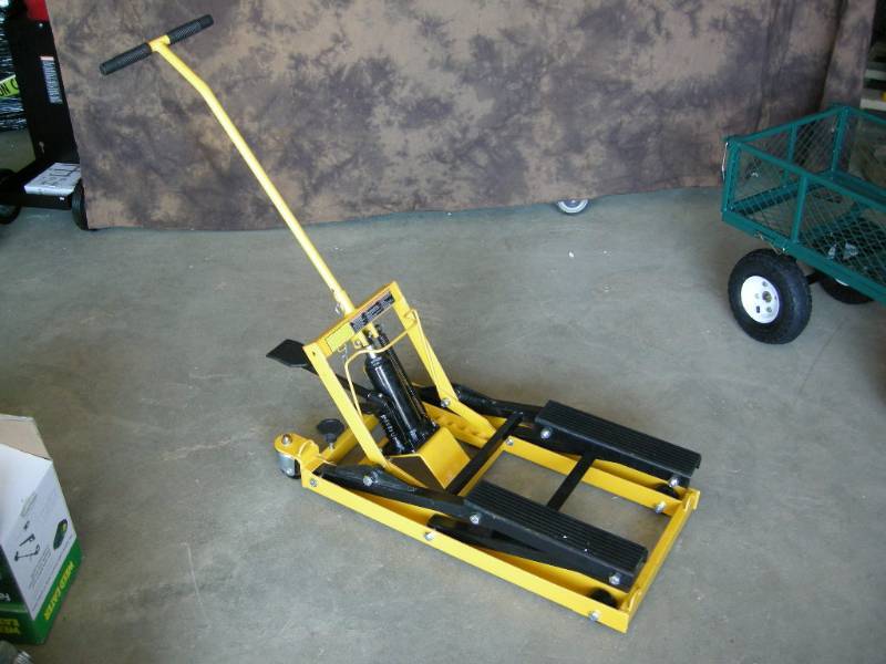 lot 17 image: ATVMotorcycle Lift