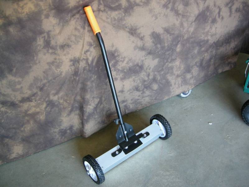 lot 19 image: Magnetic Roller Picker-upper