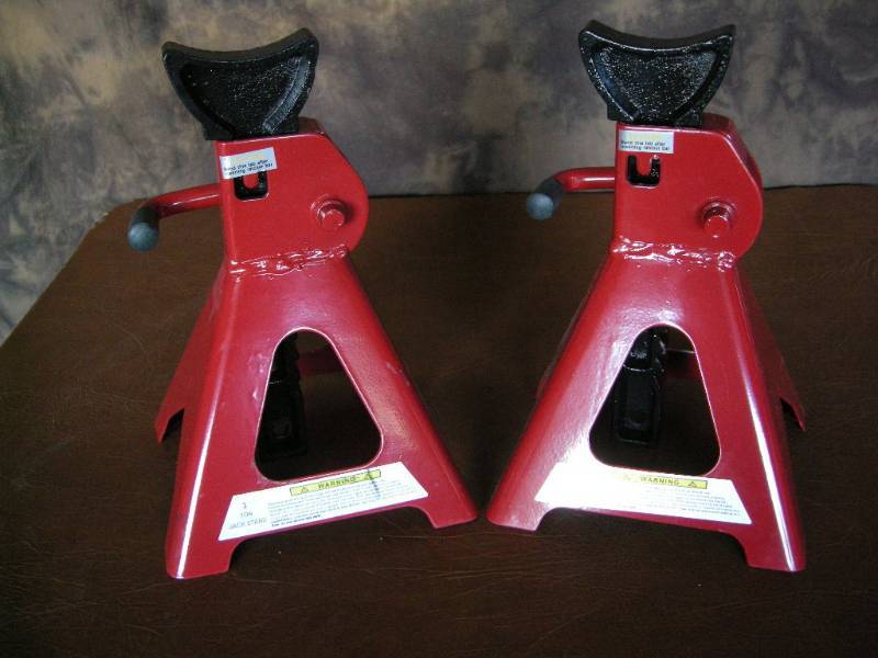 lot 33 image: 3 Ton Jack Stands