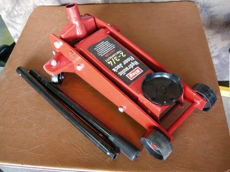 lot 32 image: King Hydraulic Floor Jack
