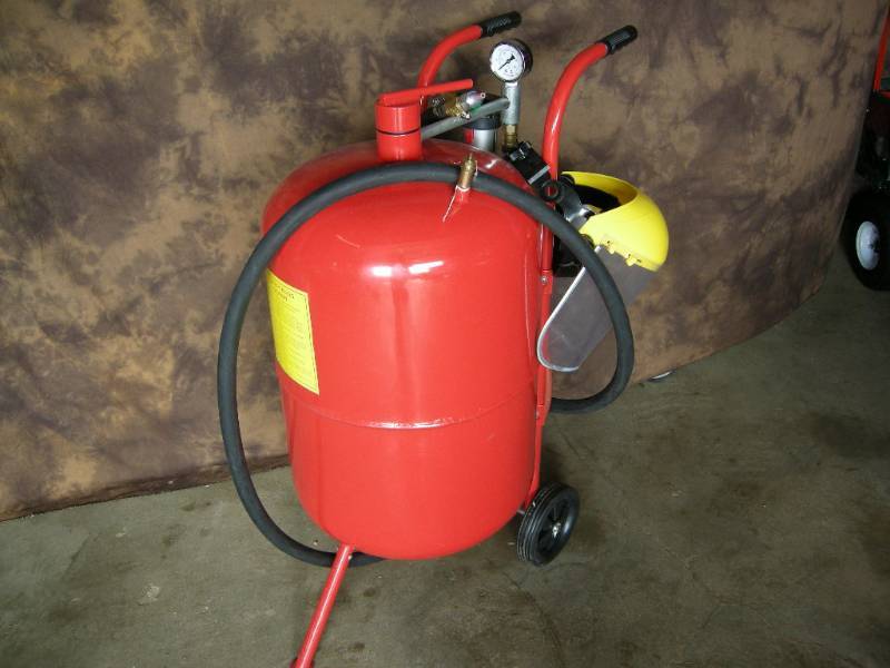 lot 30 image: 20 Gallon Abrasive Blaster