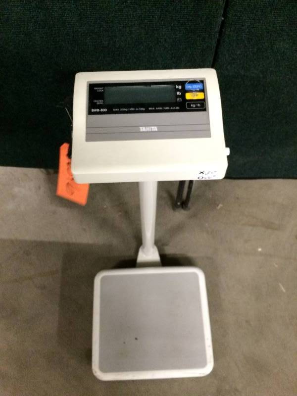 lot 62 image: Wow Retails New $1800 Tanita Digital BWB-800-P Scale Column 440lb Capacity Bariatric Digital lbkg Standing Scale - Excellent