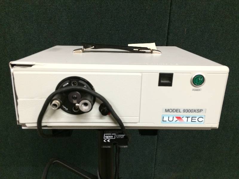 lot 96 image: WOW REtails USed $1500 LUXTEC 9300XSP Light Source With Mobile Cart Stand - Nice Condition - Has Chipping On Left Side Of Panel