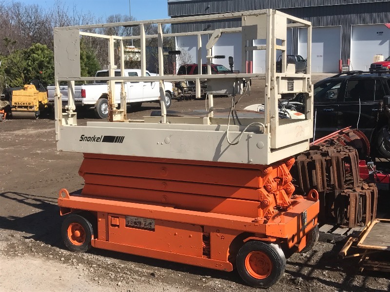 lot 1 image: Snorkel Model SL-25 Commercial Lift