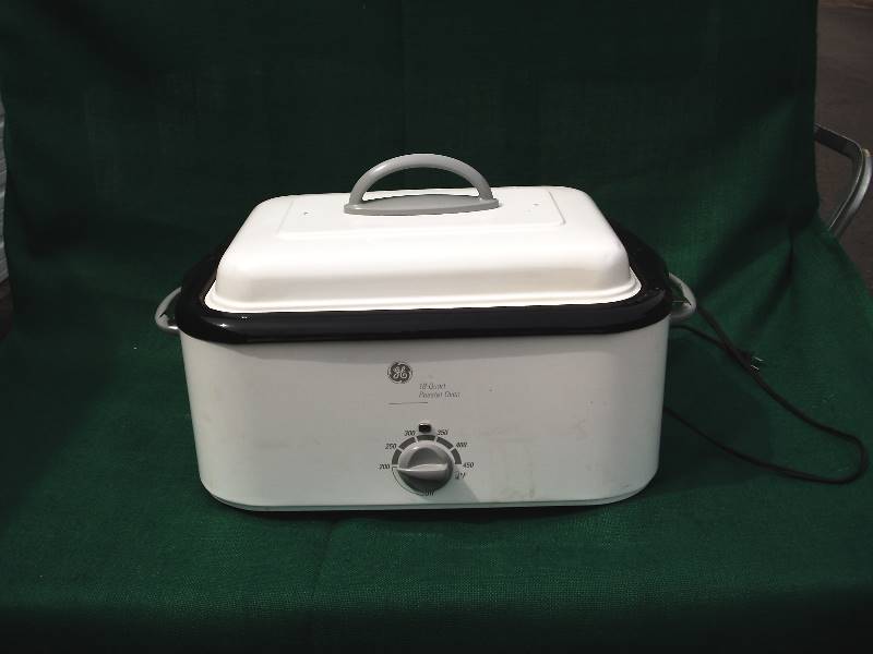 lot 28 image: GE 18 Quart Roaster Oven.