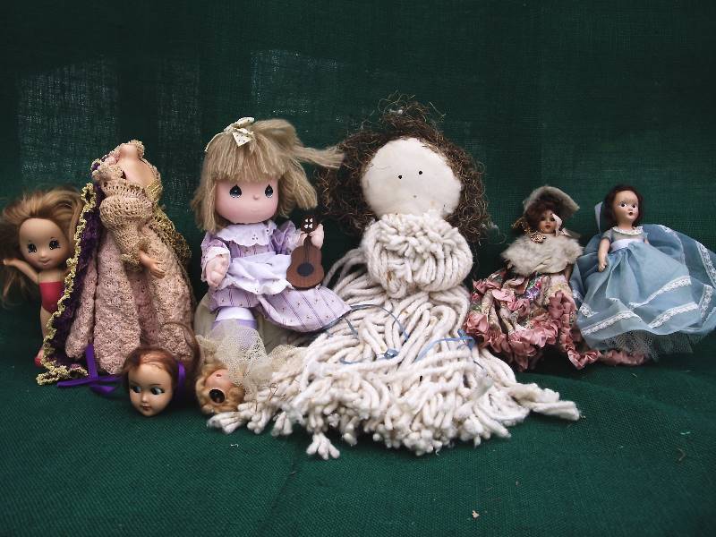 lot 50 image: Doll lot. Some old and some