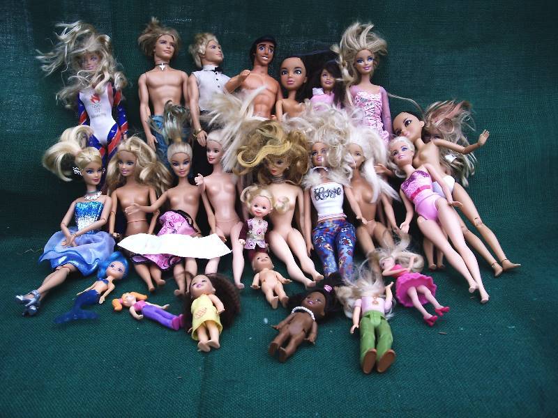 lot 52 image: LARGE lot of Barbie and Ken dolls and others.