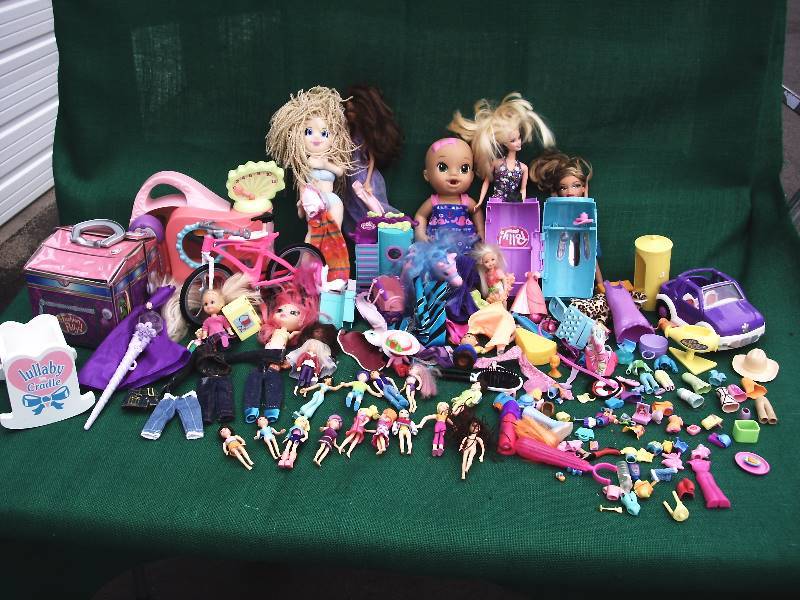 lot 58 image: Dolls, Furnature, clothing and accessories.
