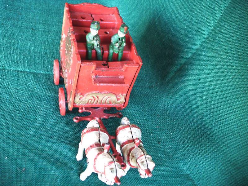 lot 71 image: ANTIQUE Cast Iron Circus wagon and horses,