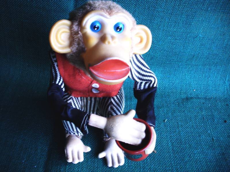 lot 81 image: Vintage Mechanical Monkey player.