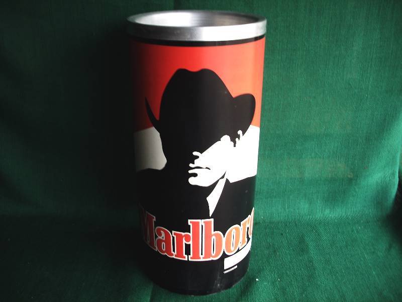 lot 85 image: Large Vintage Marlboro Ash Tray
