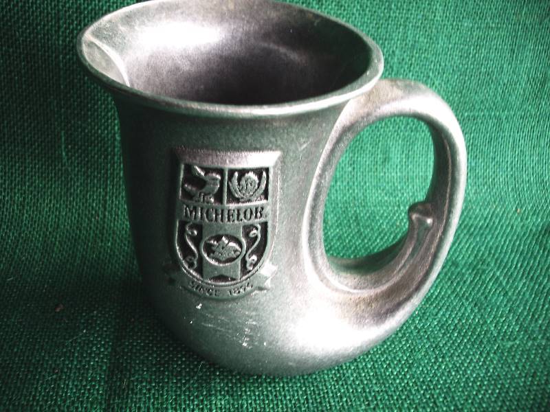lot 90 image: Vintage Michelob horn mug.