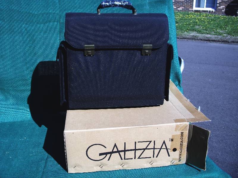 lot 131 image: Galizia LapTop Computer portable desk.