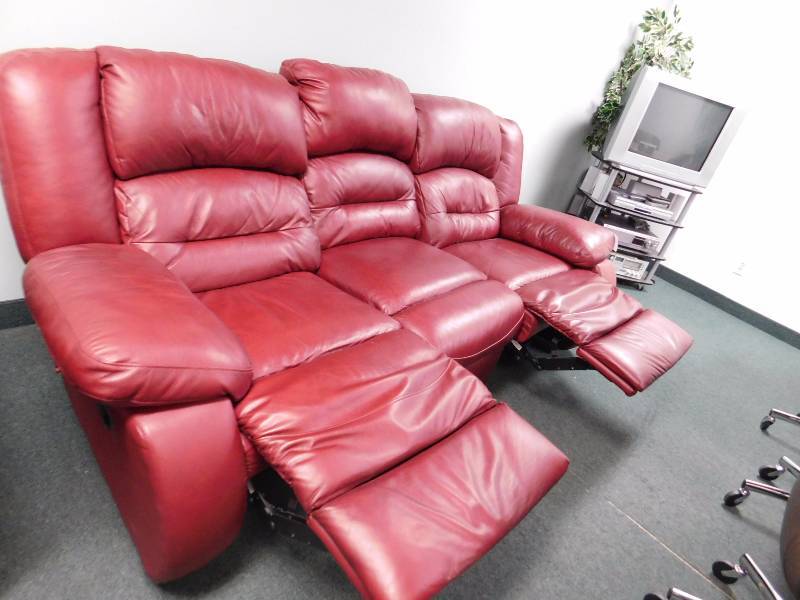lot 3 image: Maroon Leather Couch