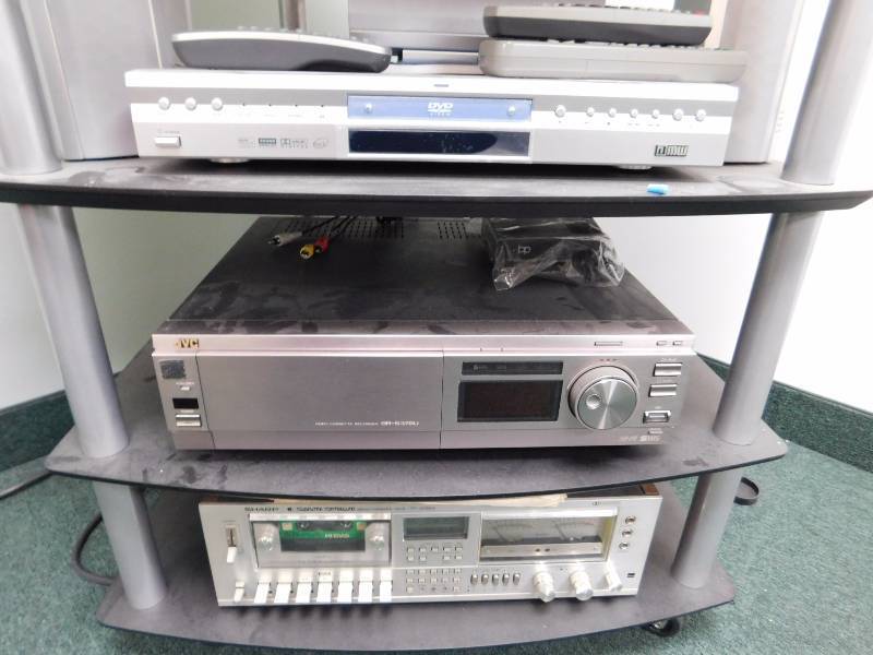 lot 4 image: Sony TV wStand