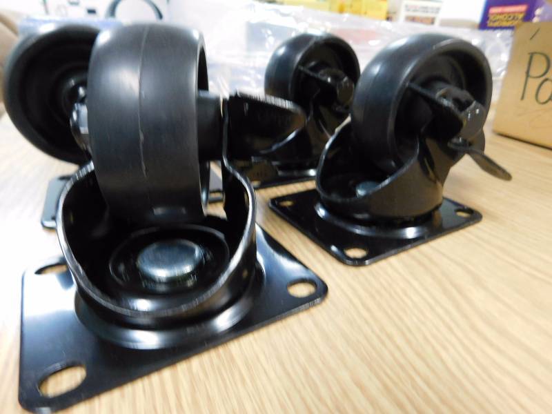 lot 32 image: 4 NEW Mid Atlantic Locking Slims Casters wBearings