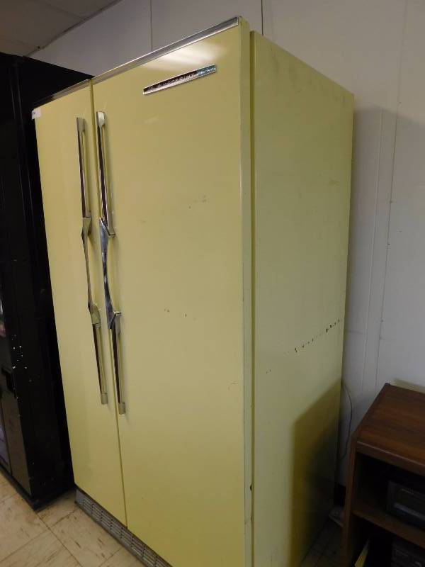 lot 64 image: Hot Point Refrigerator - 36(w) x 65(h) x 26(d)