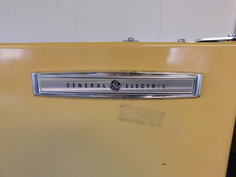 lot 153 image: General Electric Refrigerator - 27 12(w) x 61 (l) x 24 12 (d)