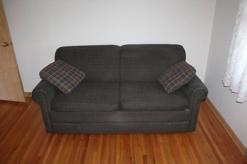 lot 3 image: Love Seat