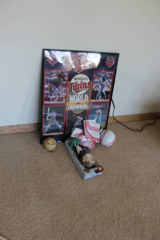 lot 14 image: 1987 Minnesota Twins World Champions Memorabilia