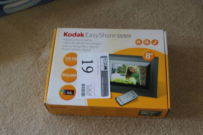 lot 19 image: Kodak Easy Share 128MB 8in. Digital Photo Frame