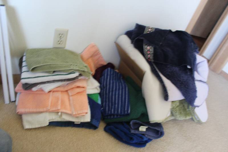 lot 22 image: Towels, Bathroom Rug