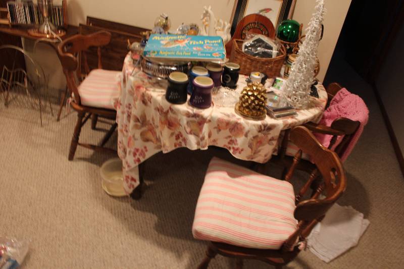 lot 35 image: Round Wood Dining Table, 2-Leafs, 3-Chairs w Pads