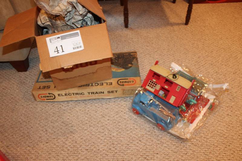 lot 41 image: Vintage Lionel Electric Train Set