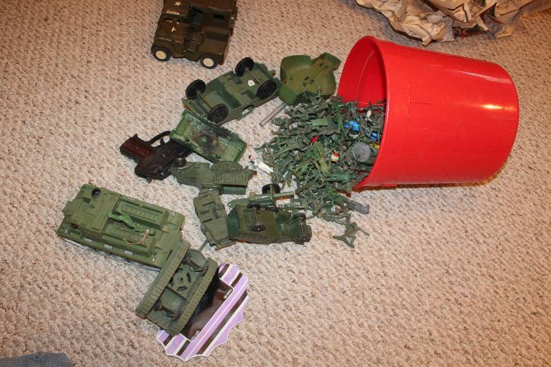 lot 40 image: Vintage Army Men w Jeeps, Tanks