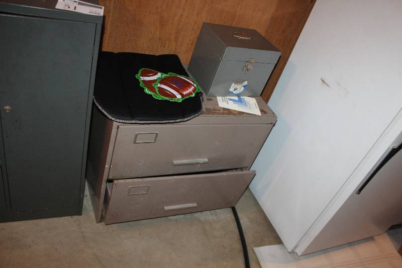lot 50 image: 2-Drawer Metal Lateral File Cabinet