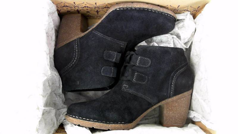 lot 1241 image: Womens Clarks WM Carleta Lyon Bootie  Booties Navy Boots - Size 9